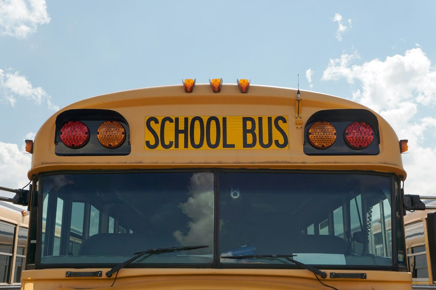 Estudantes de High School em corredor de escola no exterior