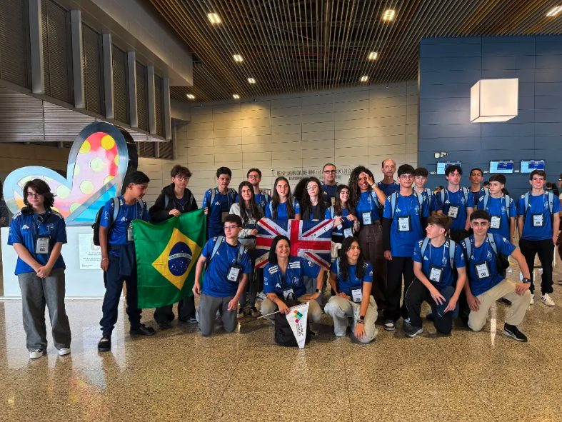Equipe da Central do Estudante, agência de intercâmbio em Belo Horizonte, celebrando 30 anos