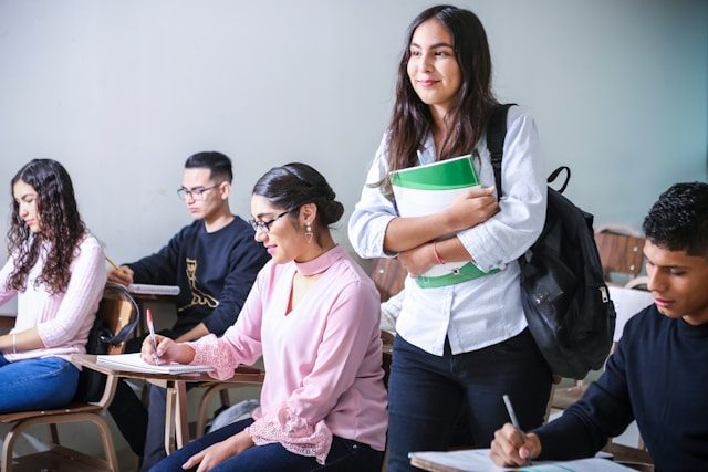Estudantes conversando e rindo no corredor da escola durante intercâmbio