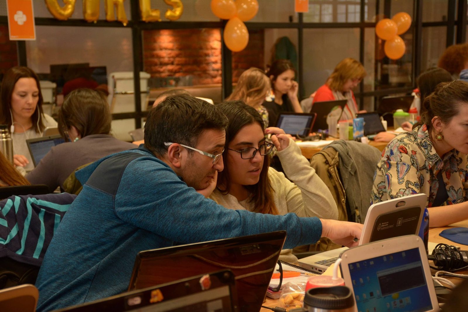 Turma de adultos em aula de idiomas em escola no exterior